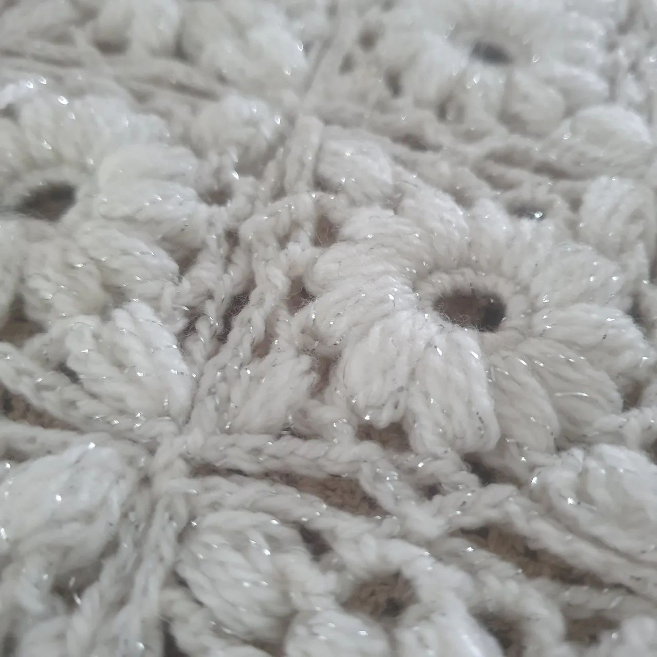  Cachecol de crochê branco com brilho discreto em prata. Vovós estilosas.  - Foto 4
