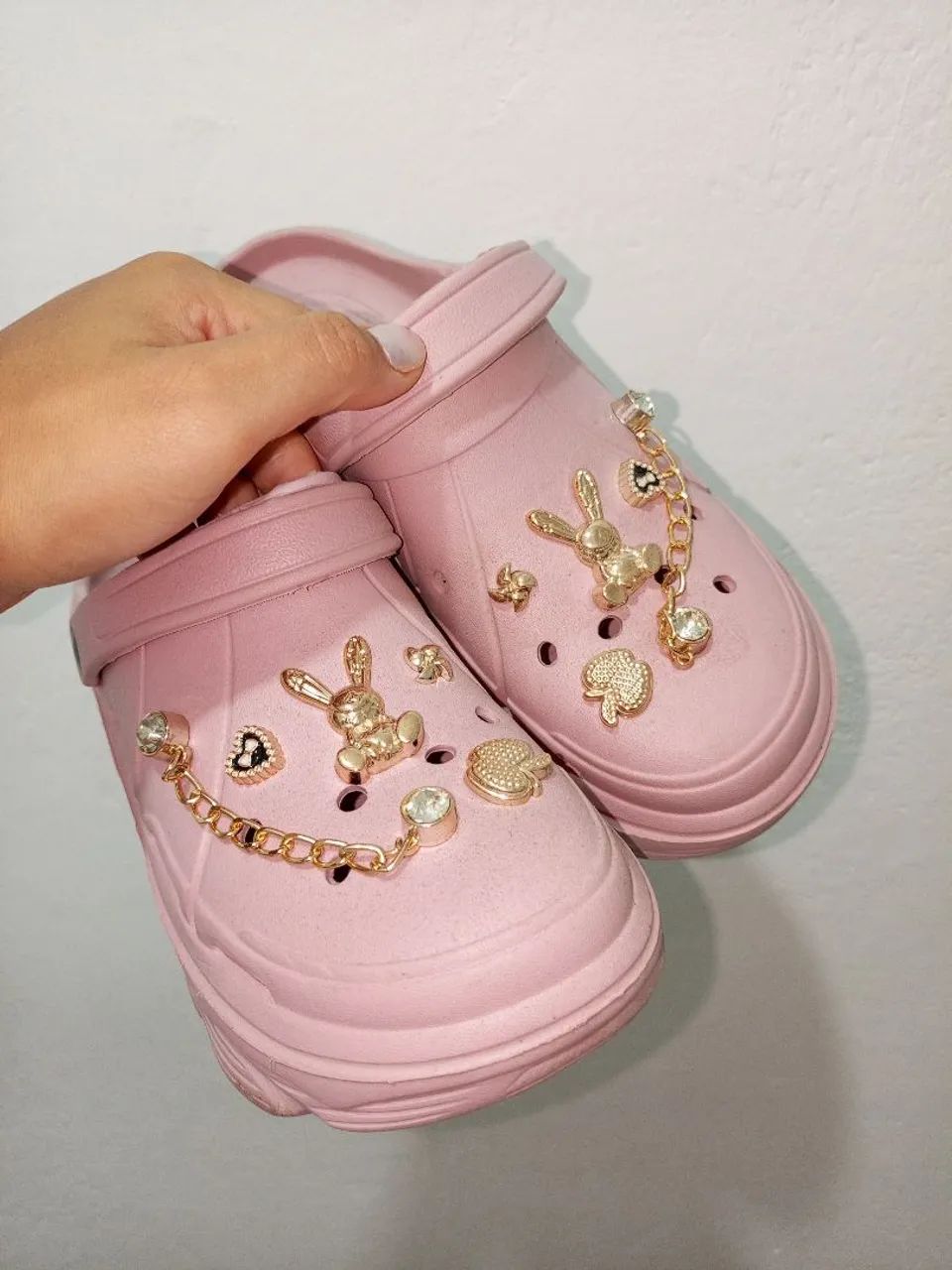 Sandália tipo CROCS com pingentes!!