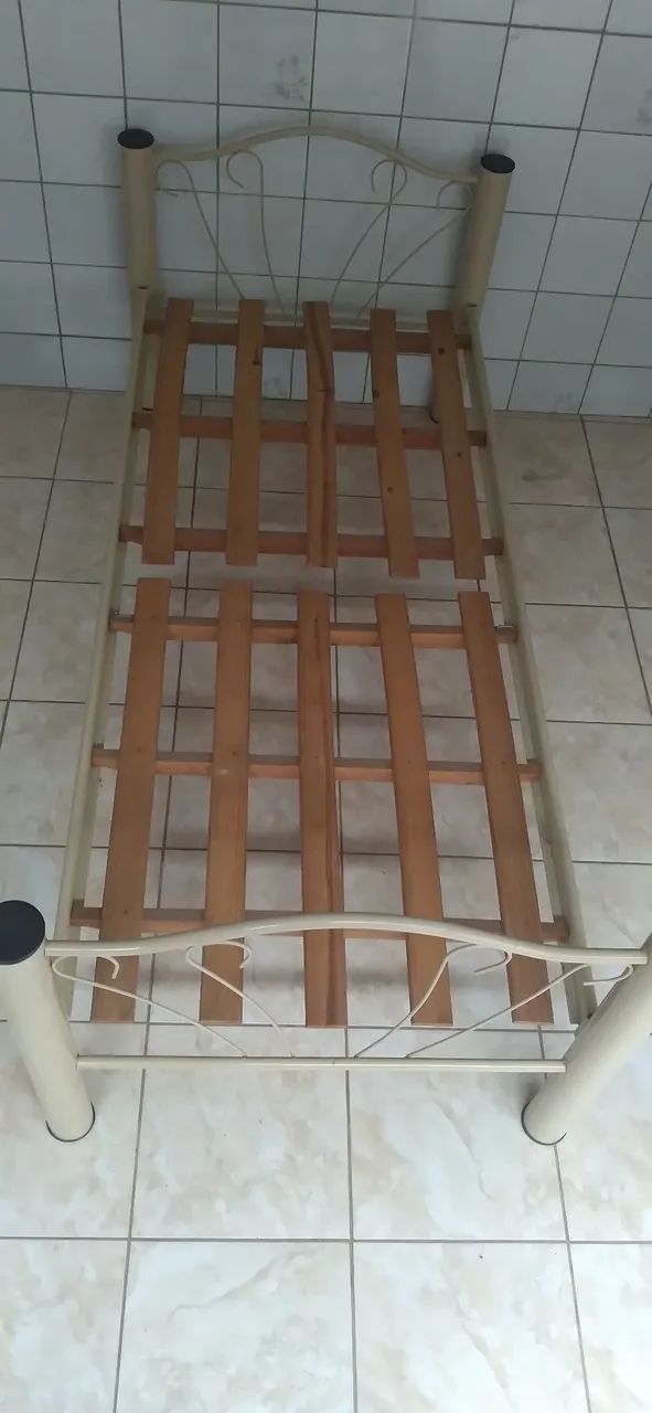 Vendo uma cama de solteiro 64962121464579122