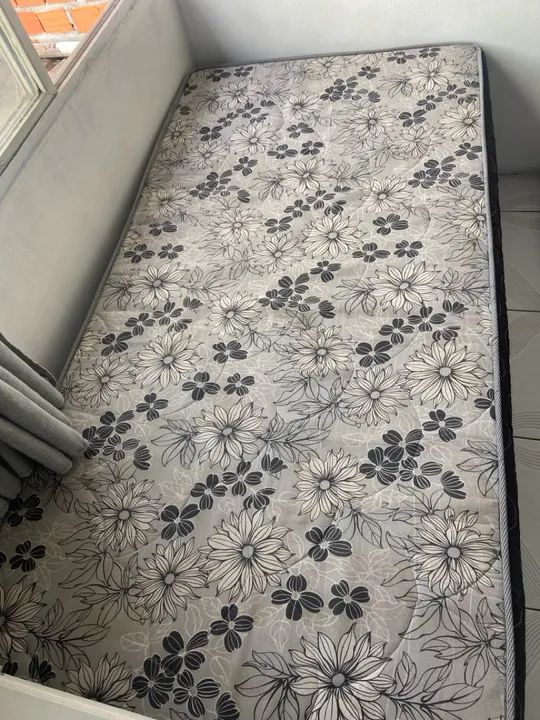 Cama solterão, em perfeito estado, sem manchas e sem avarias