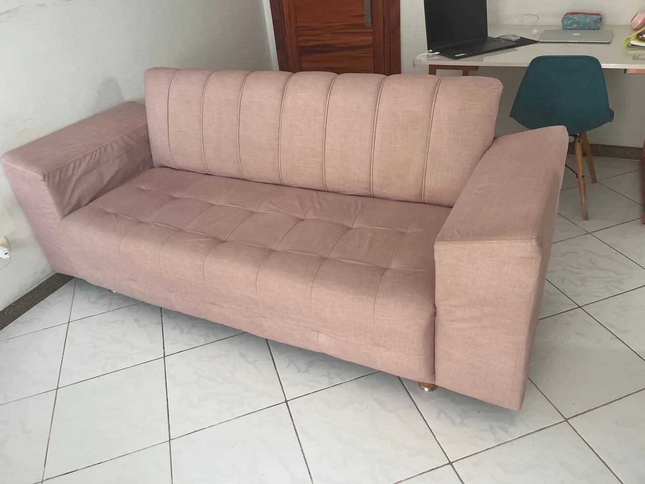 Sofá 3 lugares rosa claro