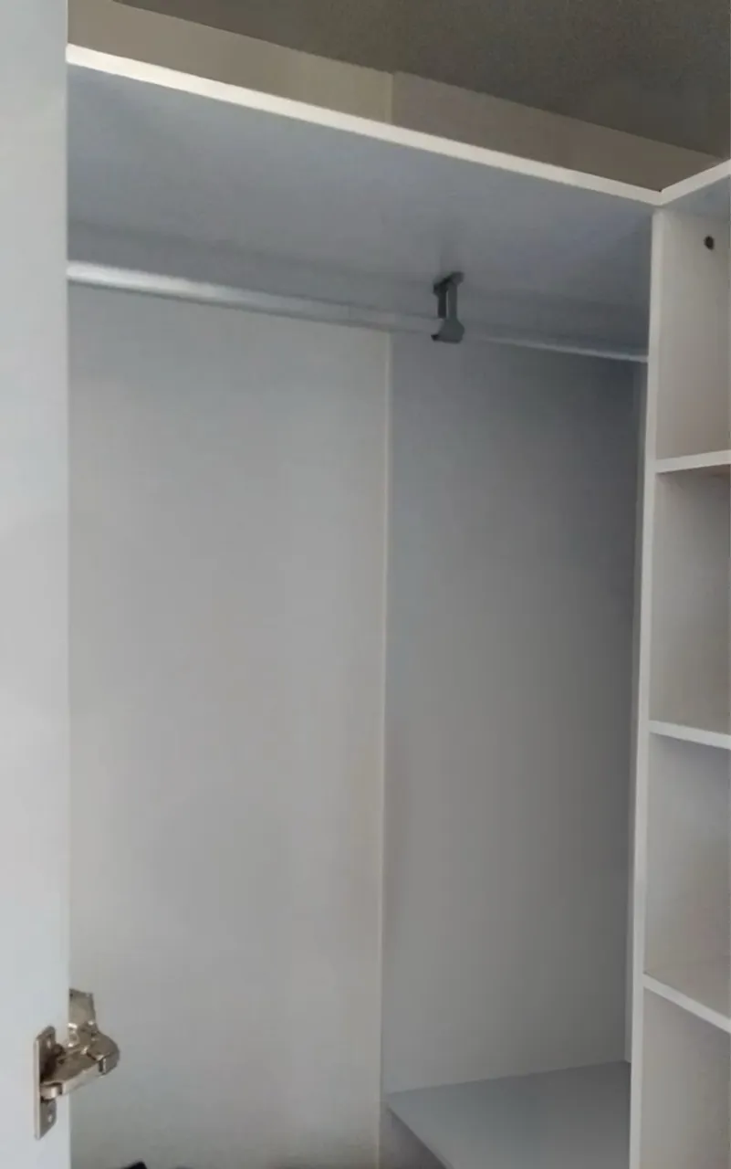 Guarda-Roupa Branco de Canto