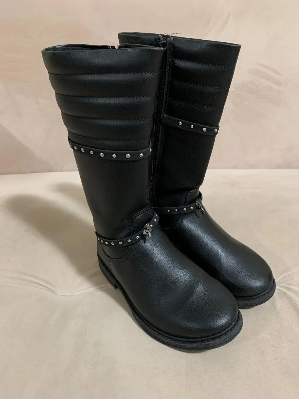 Botas Infantis pretas com detalhes em metal