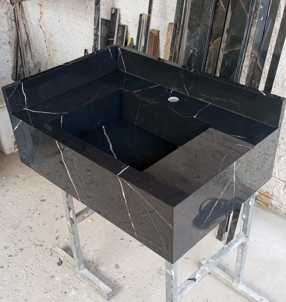 Cuba de Banheiro em Porcelanato Preto com Design Exclusivo