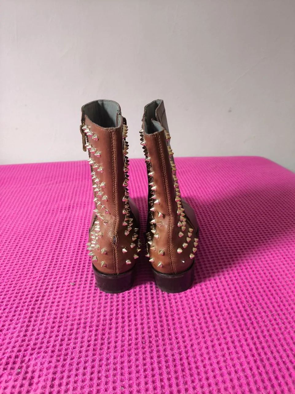 Bota couro com spikes - Foto 3
