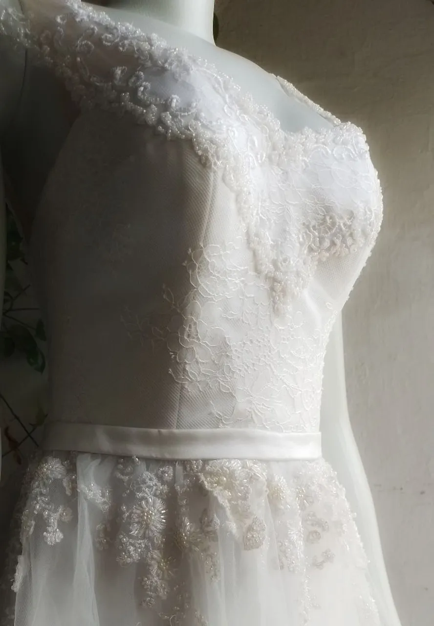 Vestido de Noiva Bordado com Renda Delicada