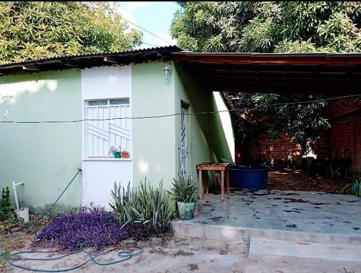 Casa com 2 quartos e garagem coberta em ótima localização