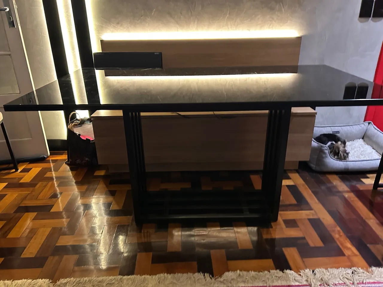 Mesa de Jantar com Tampo de Vidro e Estrutura em Aço