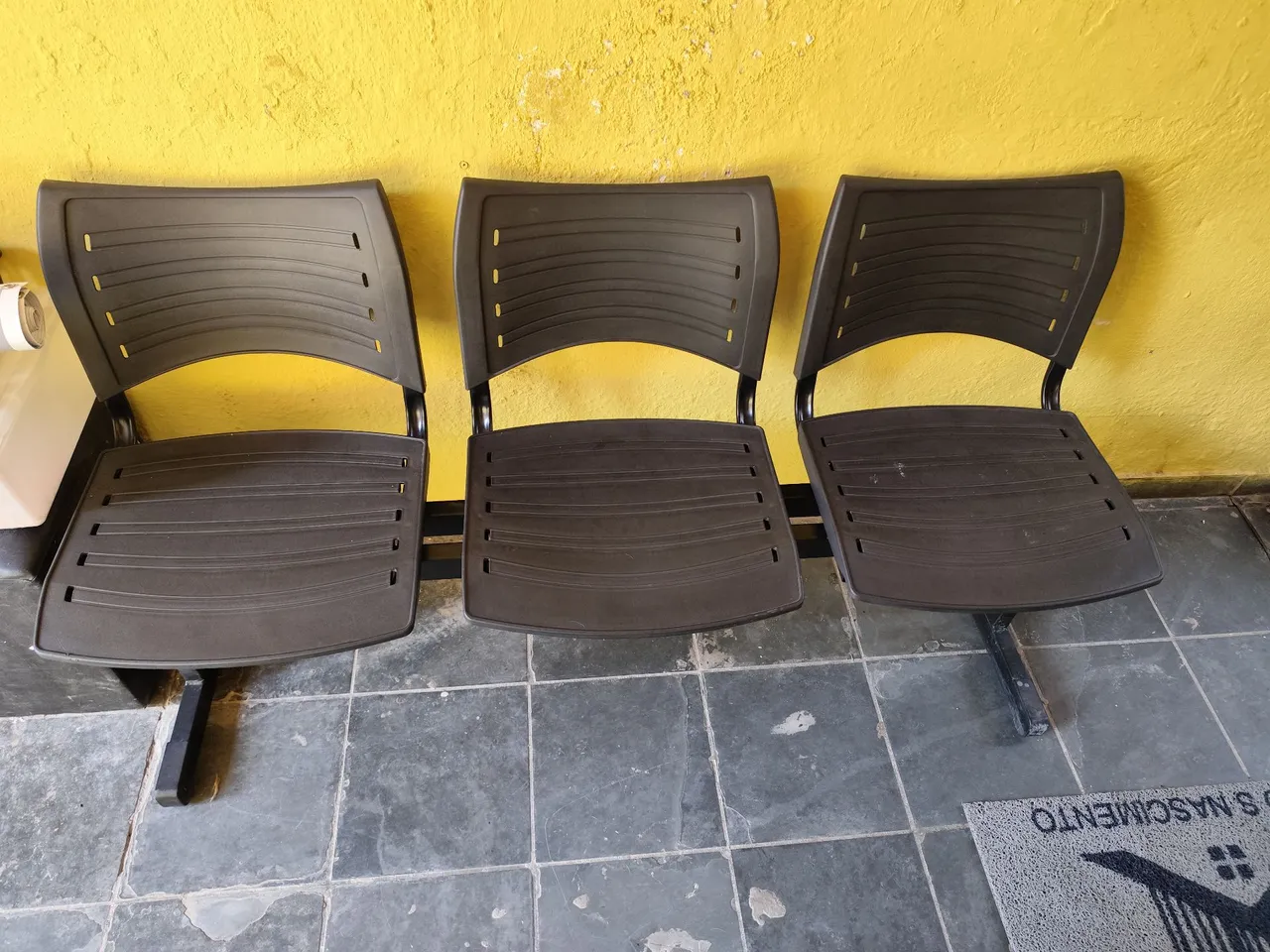 Longarina - Conjunto de 3 Cadeiras Plásticas Pretas