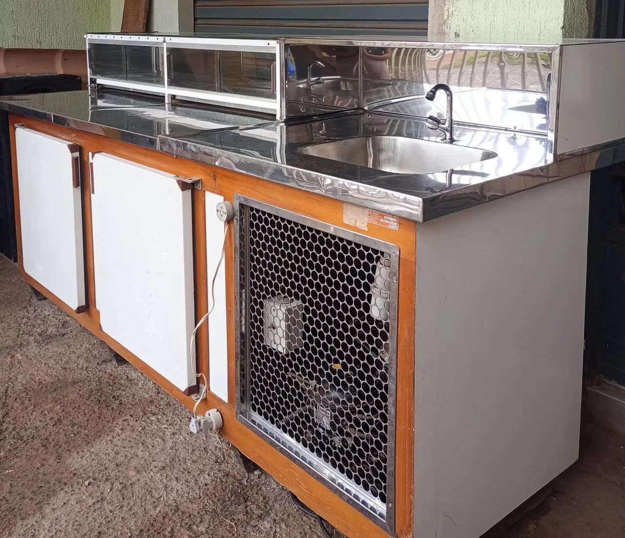 Balcão Refrigerado em Aço Inox, com pia e estufa.