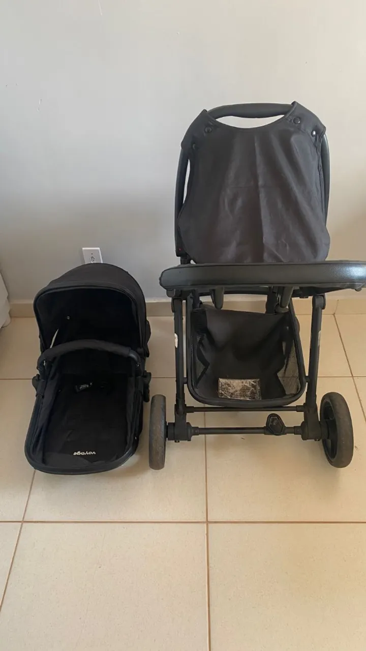 Carrinho de bebê com Moisés