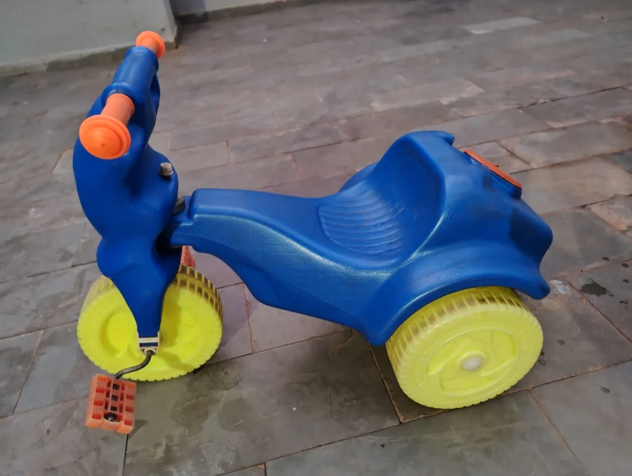 Tricycle azul e amarelo