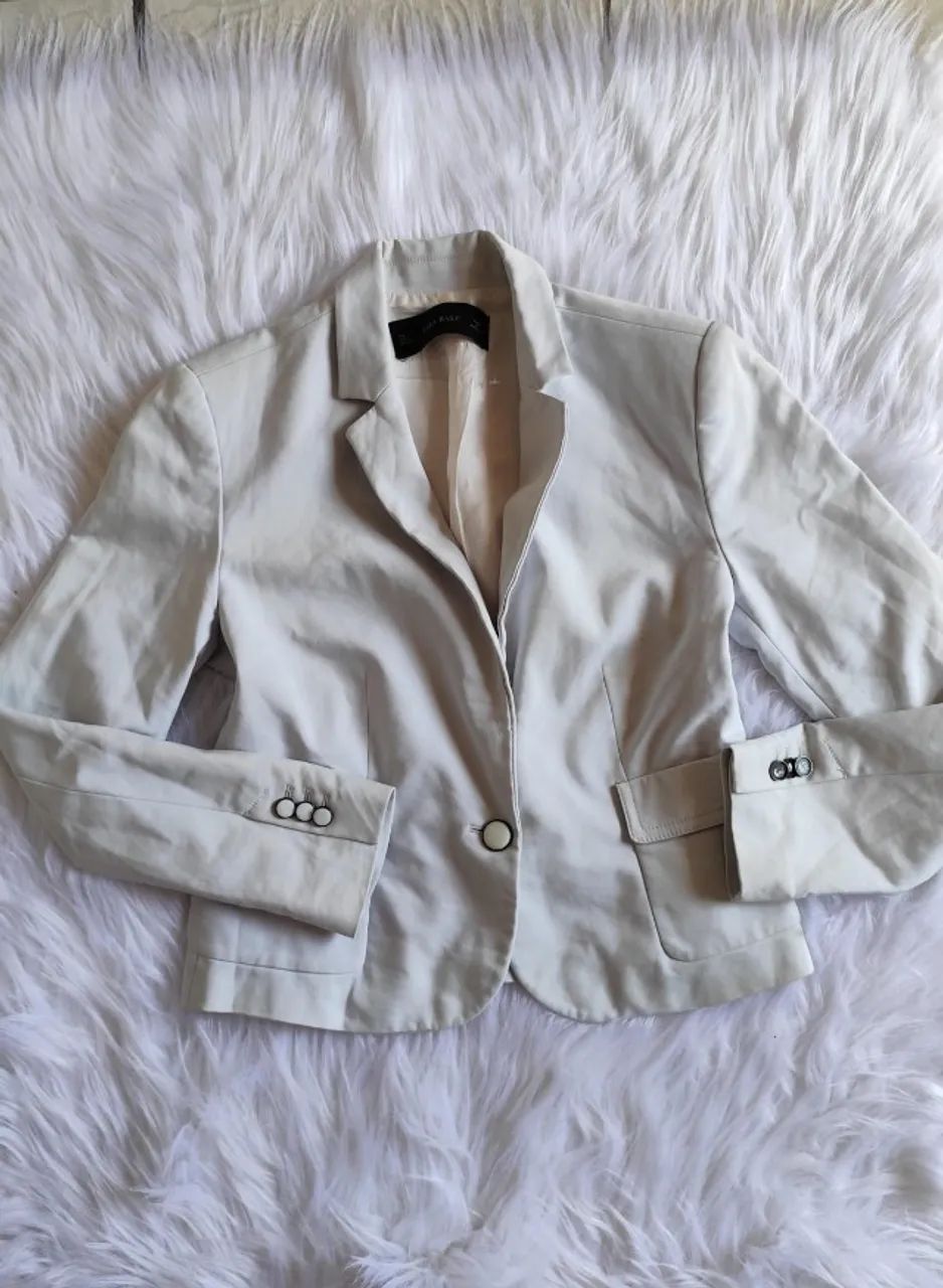 Blazer branco feminino zara estiloso com detalhes na manga