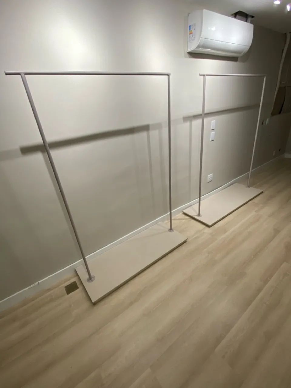 Araras de roupa para loja ou closet