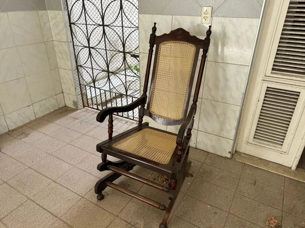 Cadeira de Balanço Clássica 