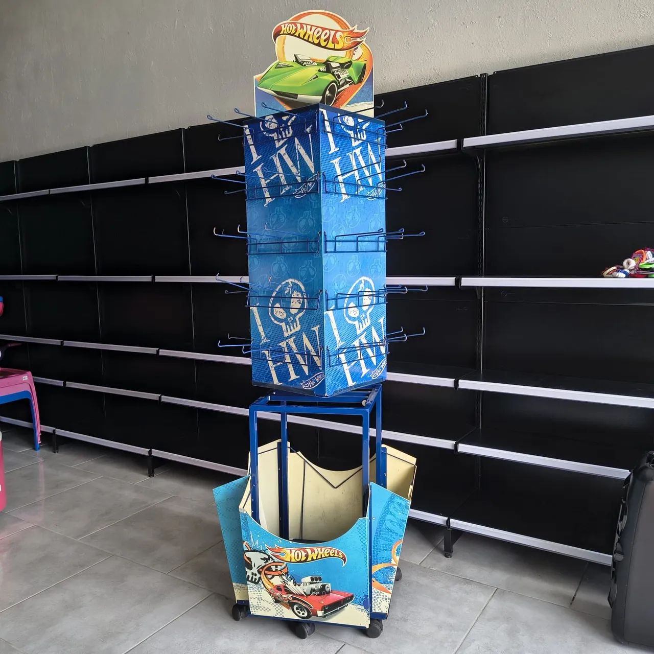 Expositor Display Hot Wheels Giratório Grande com Rodinhas e