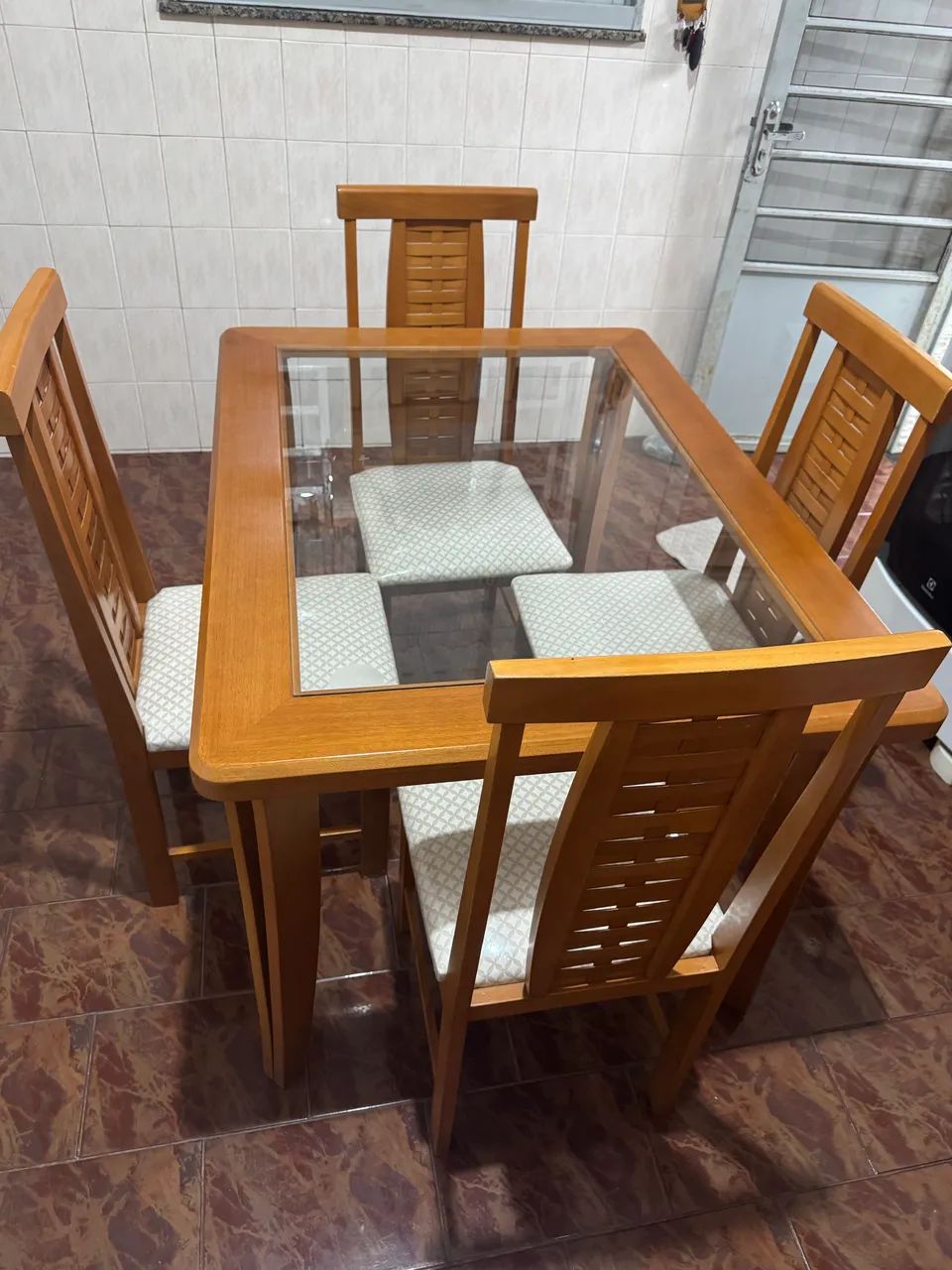 Mesa de madeira c/ 4 cadeiras