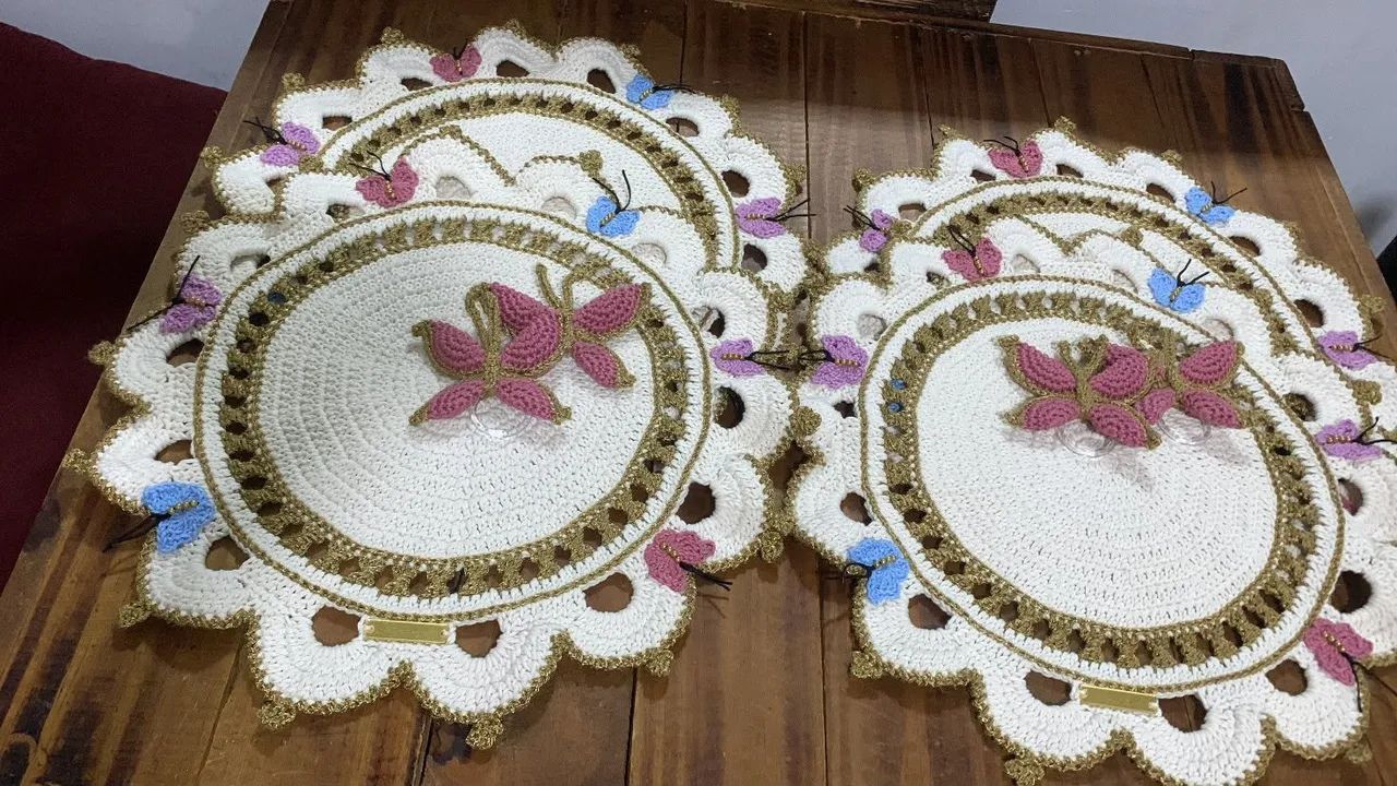 Vendo este lindo kit de mesa posta em Crochê Novos