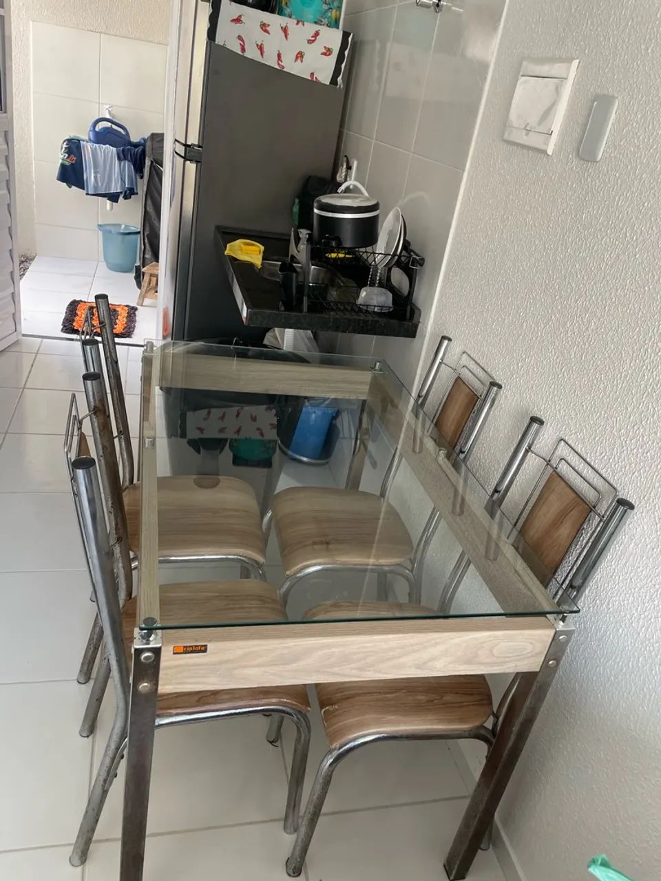 VENDO MESA COM TAMPO DE VIDRO E 4 CADEIRAS 