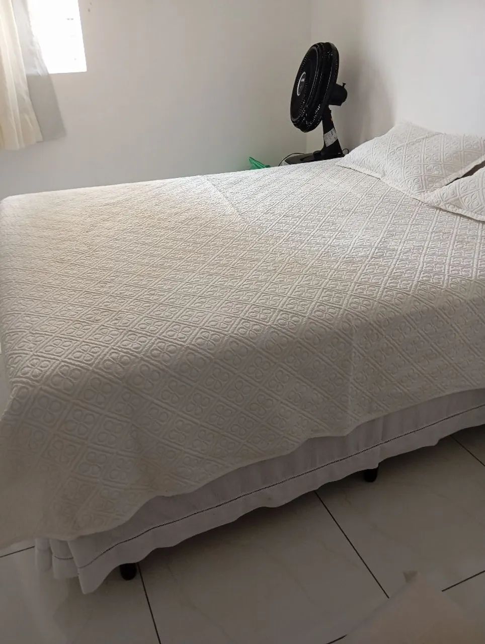 Colcha branca acolchoada de casal com porta travesseiros - Foto 3