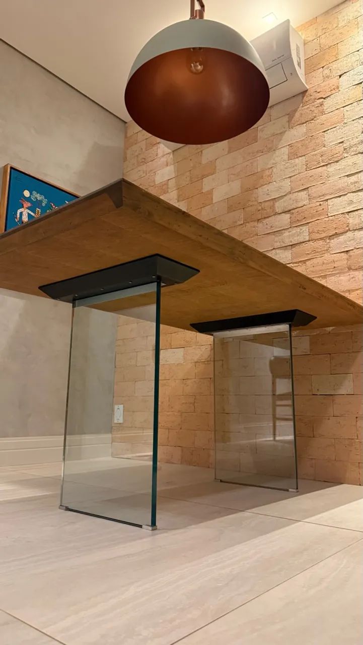 Mesa de jantar de madeira rústica com pés de vidro - Foto 4