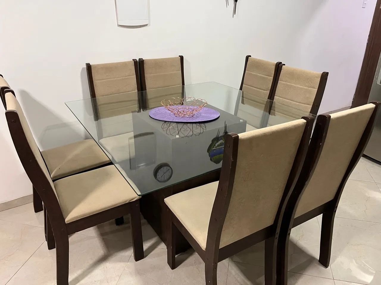 Vendo mesa com 8 cadeiras 