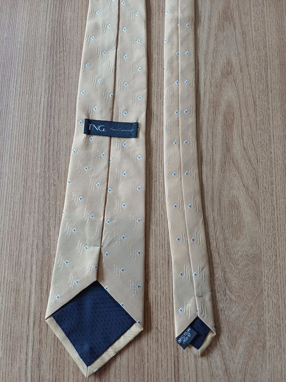 Gravata TNG dourada, com pontinhos branco e azul. - Foto 2
