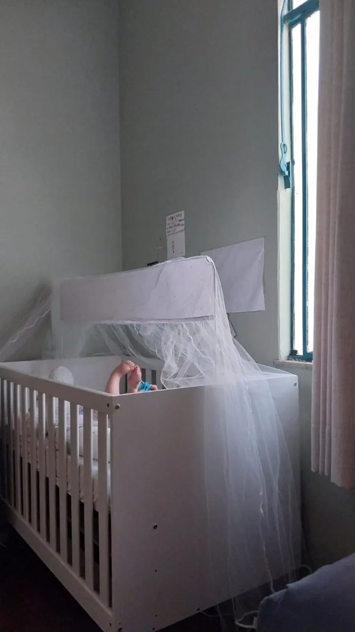 Berço com três opções de altura (vira mini cama), e colchão hipoalergênico/impermeavel 