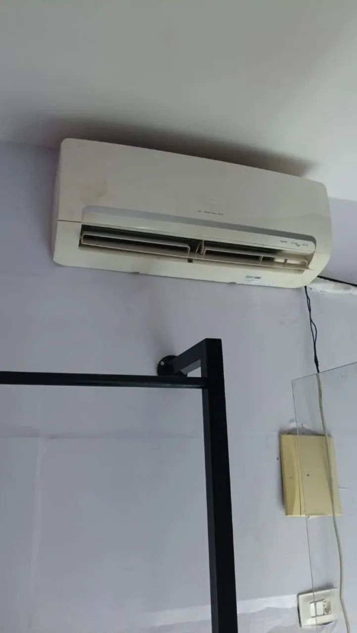 Vendo ar-condicionado 9 BTUs funcionando perfeitamente vendo com a grade de proteção 