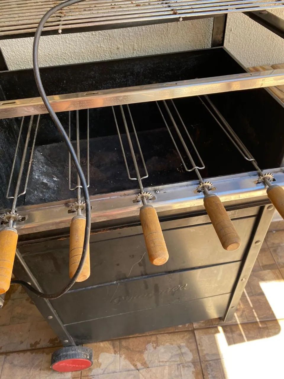 Churrasqueira Giragrill Garden 2300, com 5 espetos giratórios em aço cromado - Foto 5