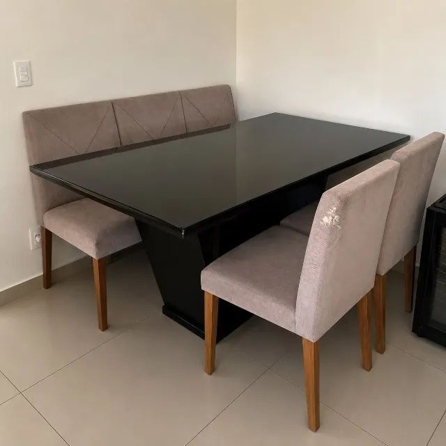 mesa de jantar e seis cadeira e um buffet