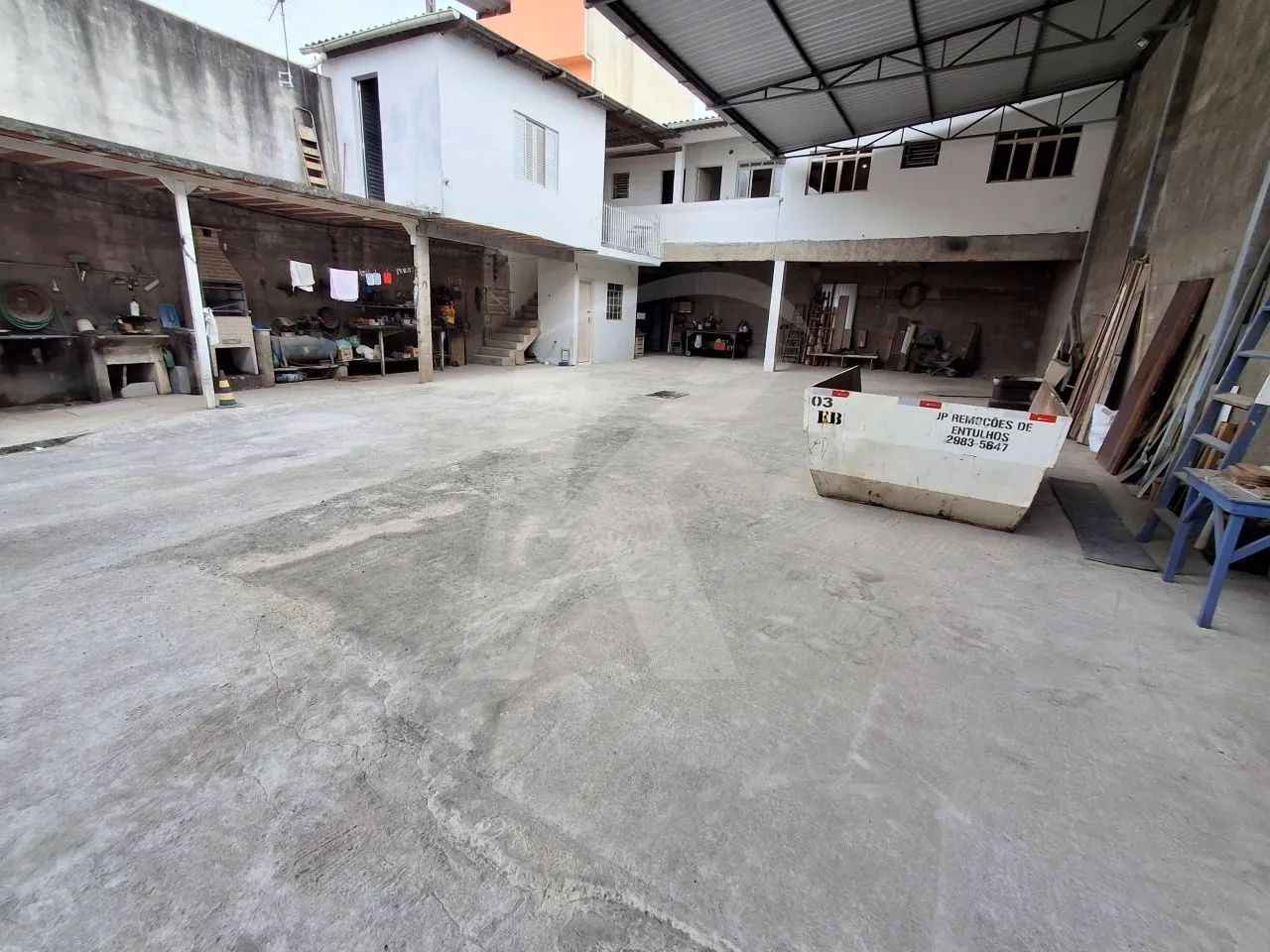 Galpão comercial medindo 260 m² com 2 banheiros
