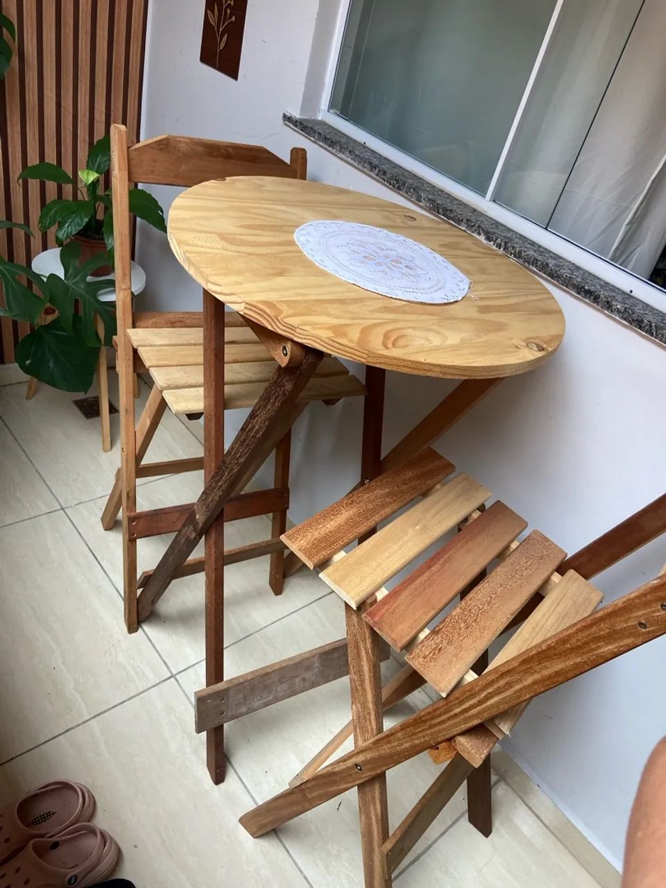 Jogo de mesa e cadeira madeira  - Foto 3