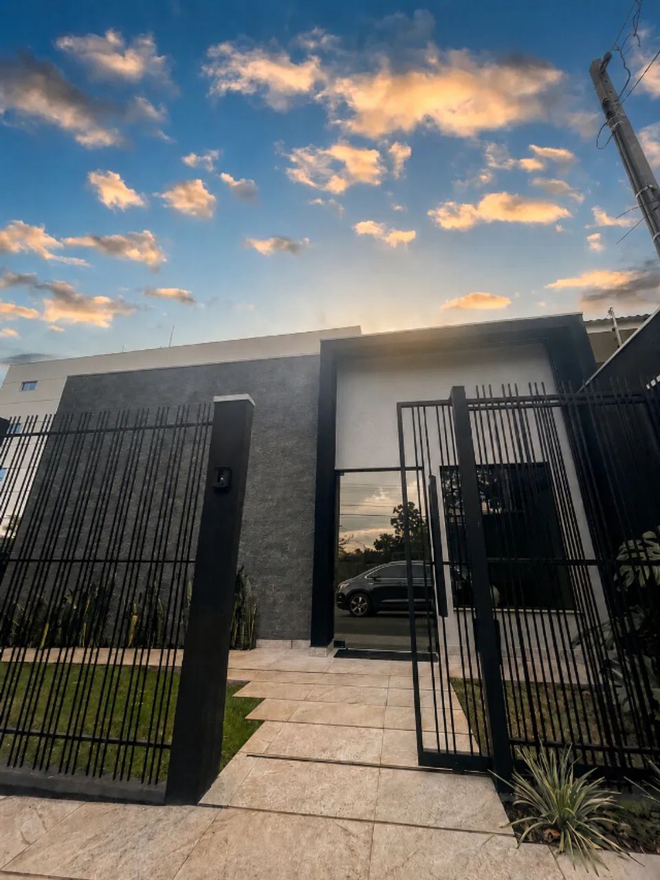 Casa com estacionamento e 20m de frente na Zona 5 - Bairro nobre