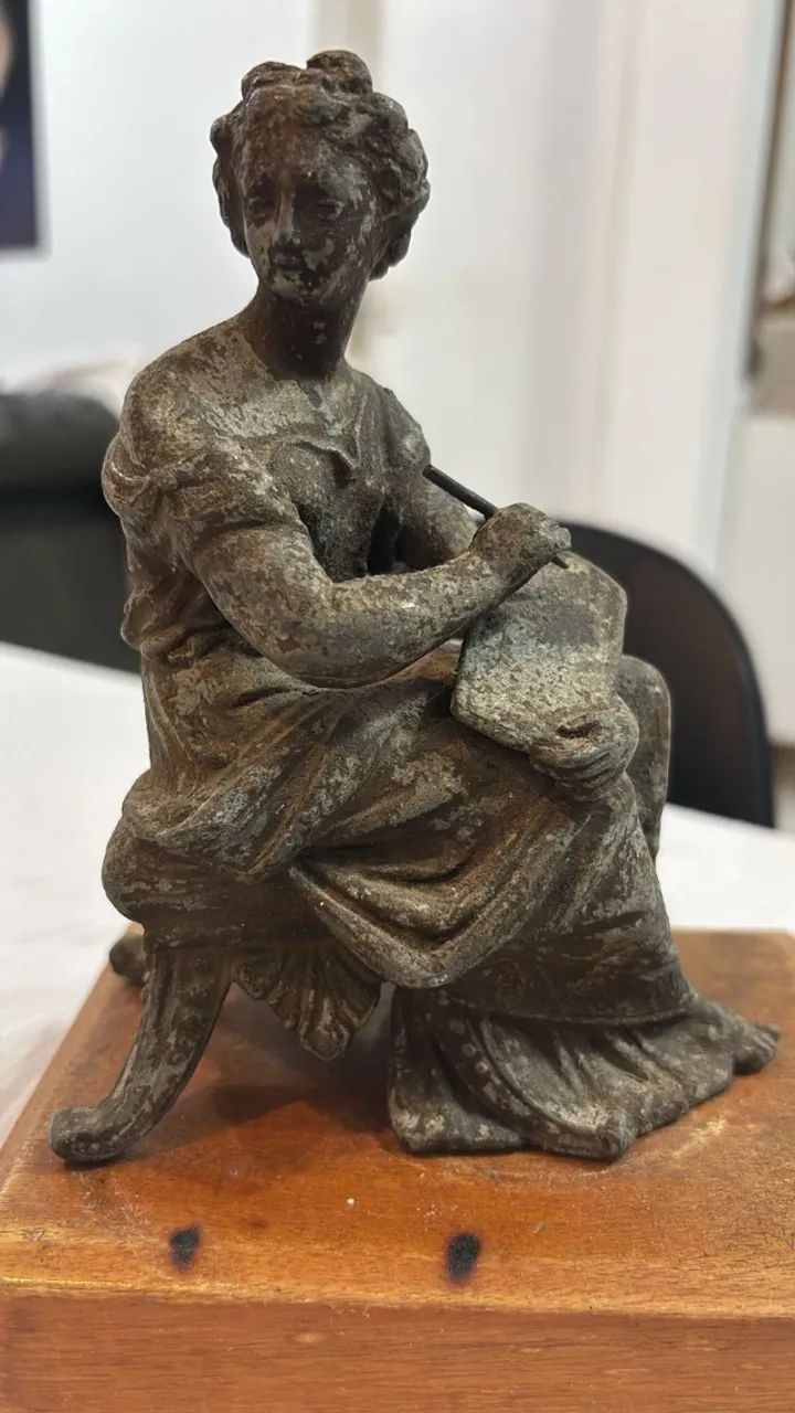 Estatueta antiga de metal figura clássica