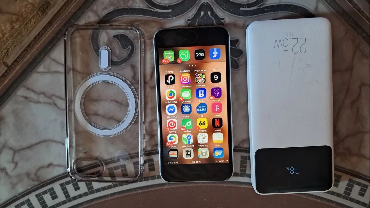 iPhone SE com carregador portátil  - Foto 2
