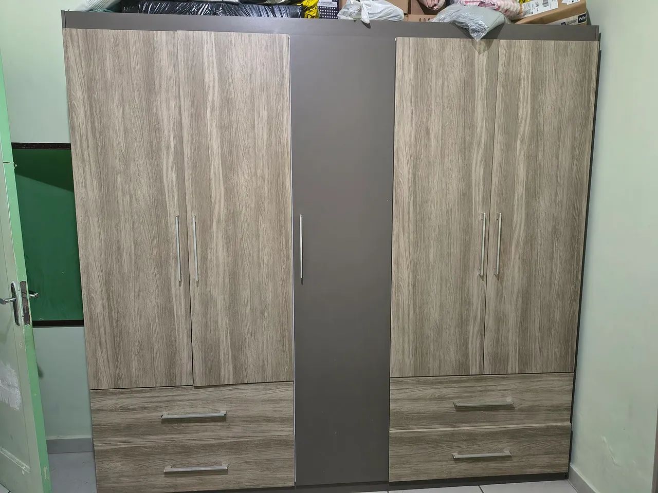 Guarda roupa semi novo 