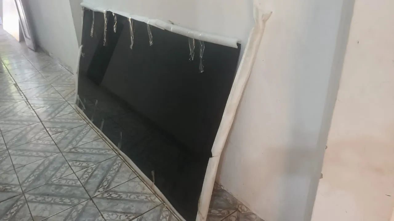 Mesa em madeira com vidro temperado, com 5 cadeiras.