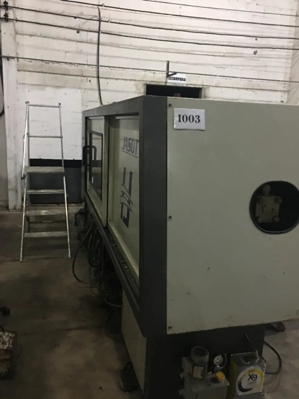 Injetora Jasot 450/160 - 160T 2001 com moinho Primotecna, máquina trabalhando. - Foto 2