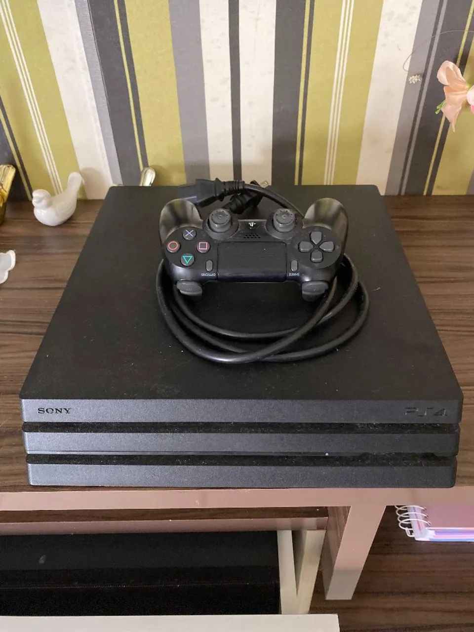 PS4 PRO com controle e cabo HDMI e de alimentação 