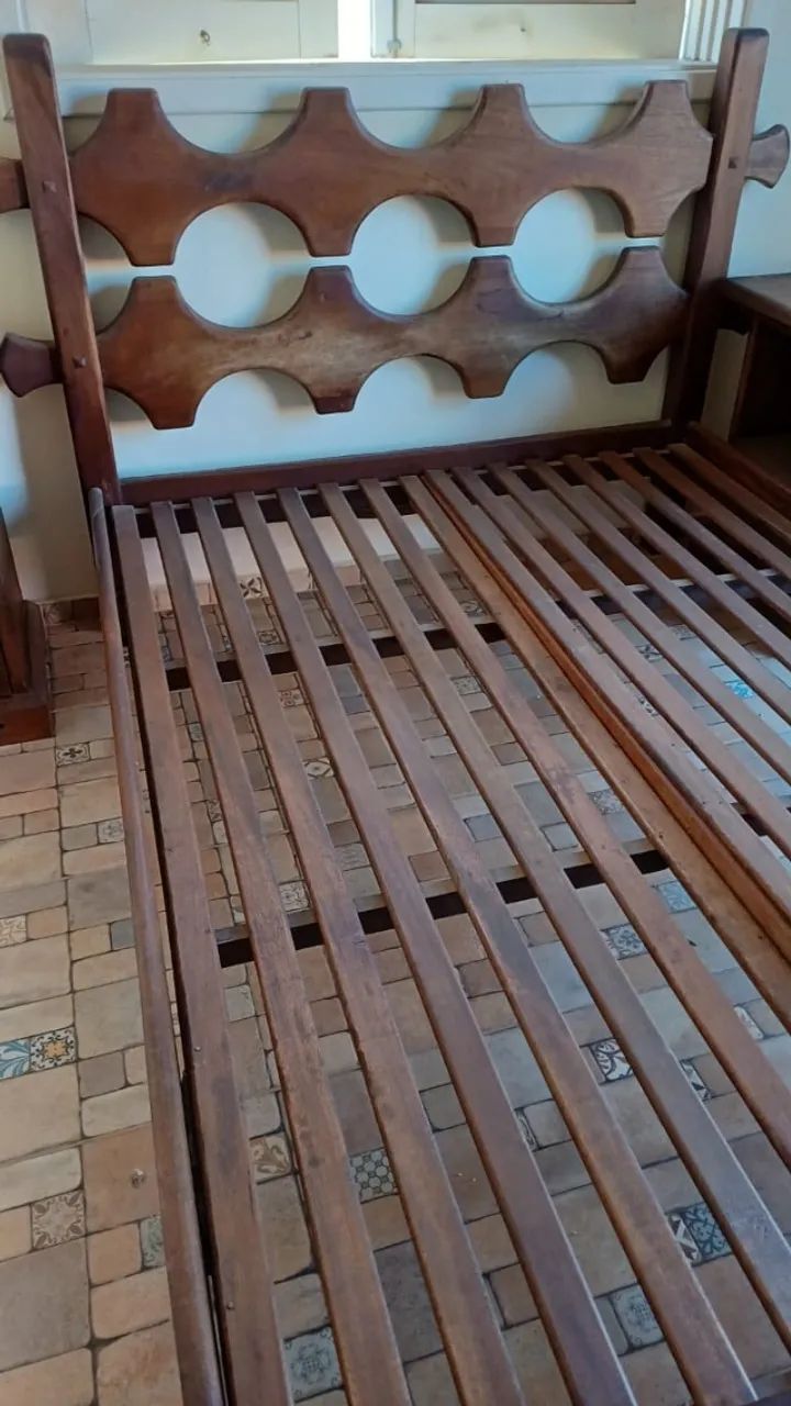 Cama em madeira com 02 mesas de cabeceira - Foto 3
