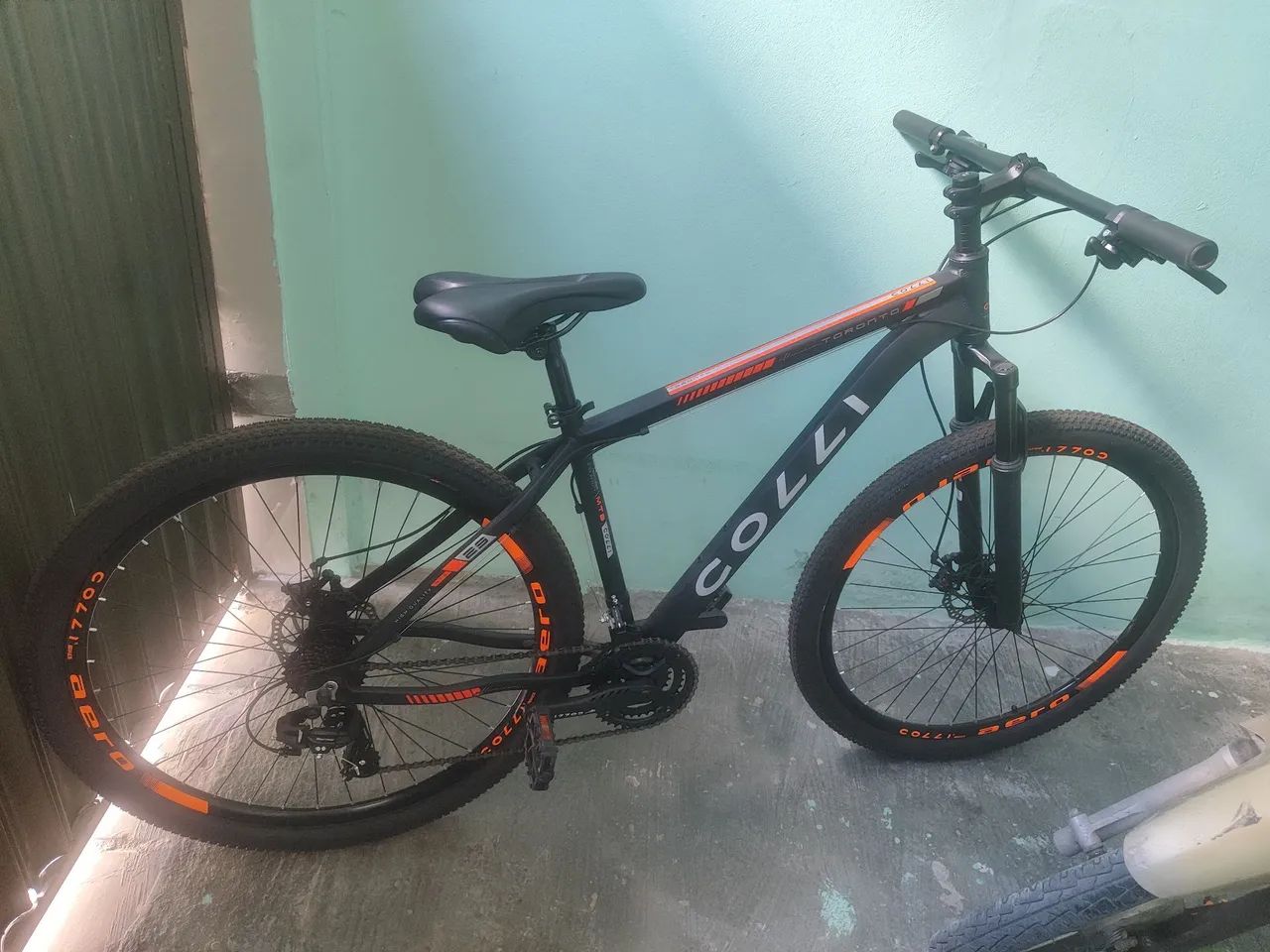 bike Colli preta com laranja