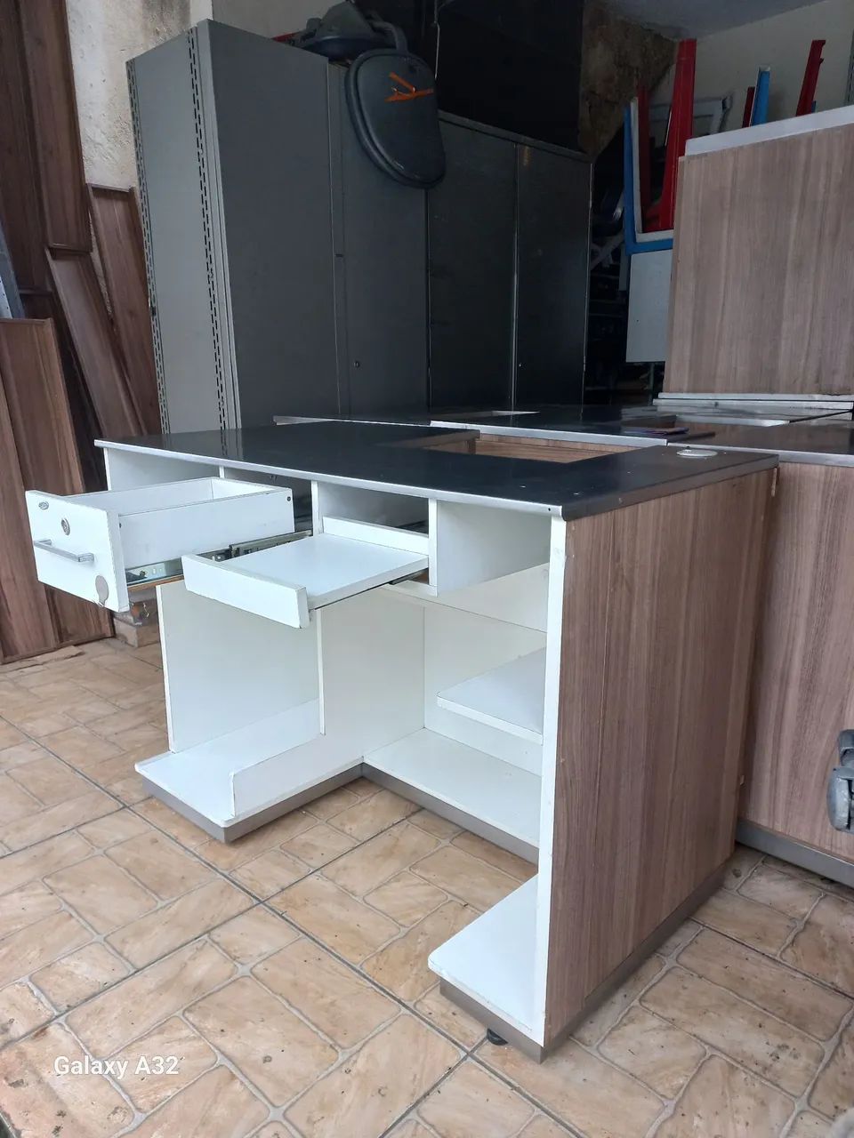 Balcão de atendimento com tampo e pé de inox só 400. - Foto 3