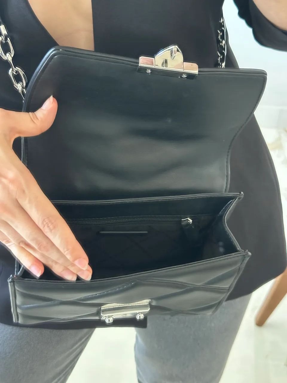 Bolsa Michael Kors Serena original preta couro alça corrente - Foto 5
