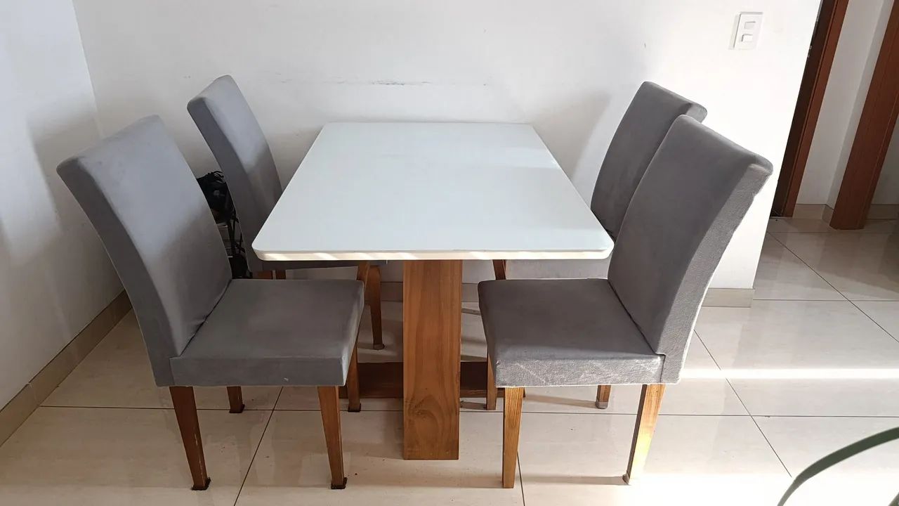 Mesa de jantar quatro lugares 