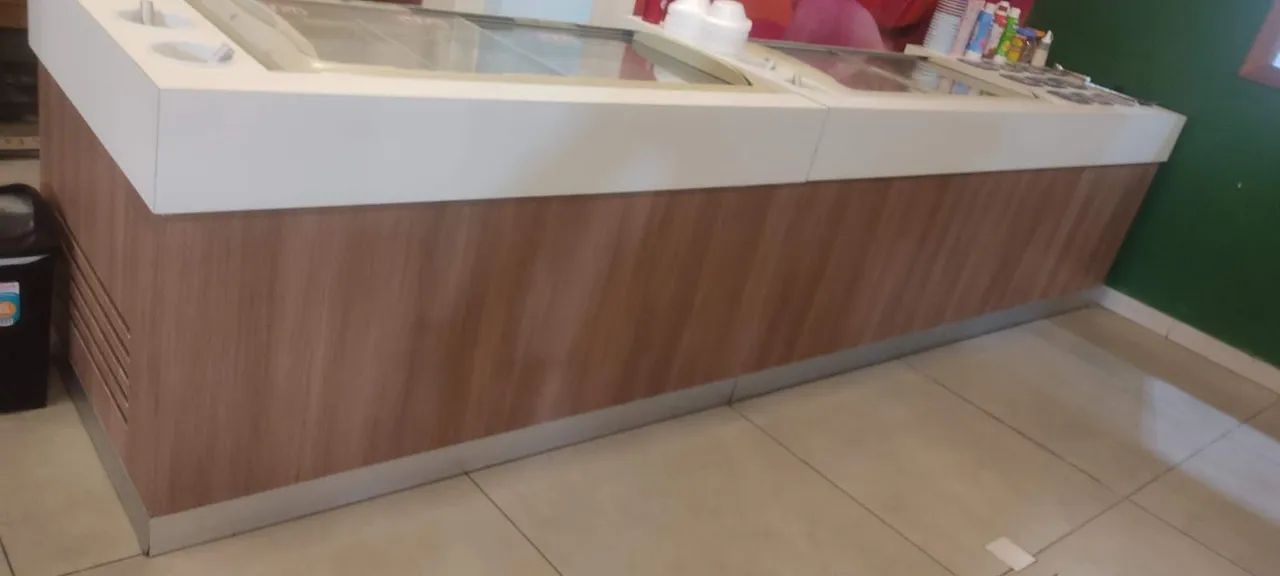 Balcão de gulousemas para sorveteria. 