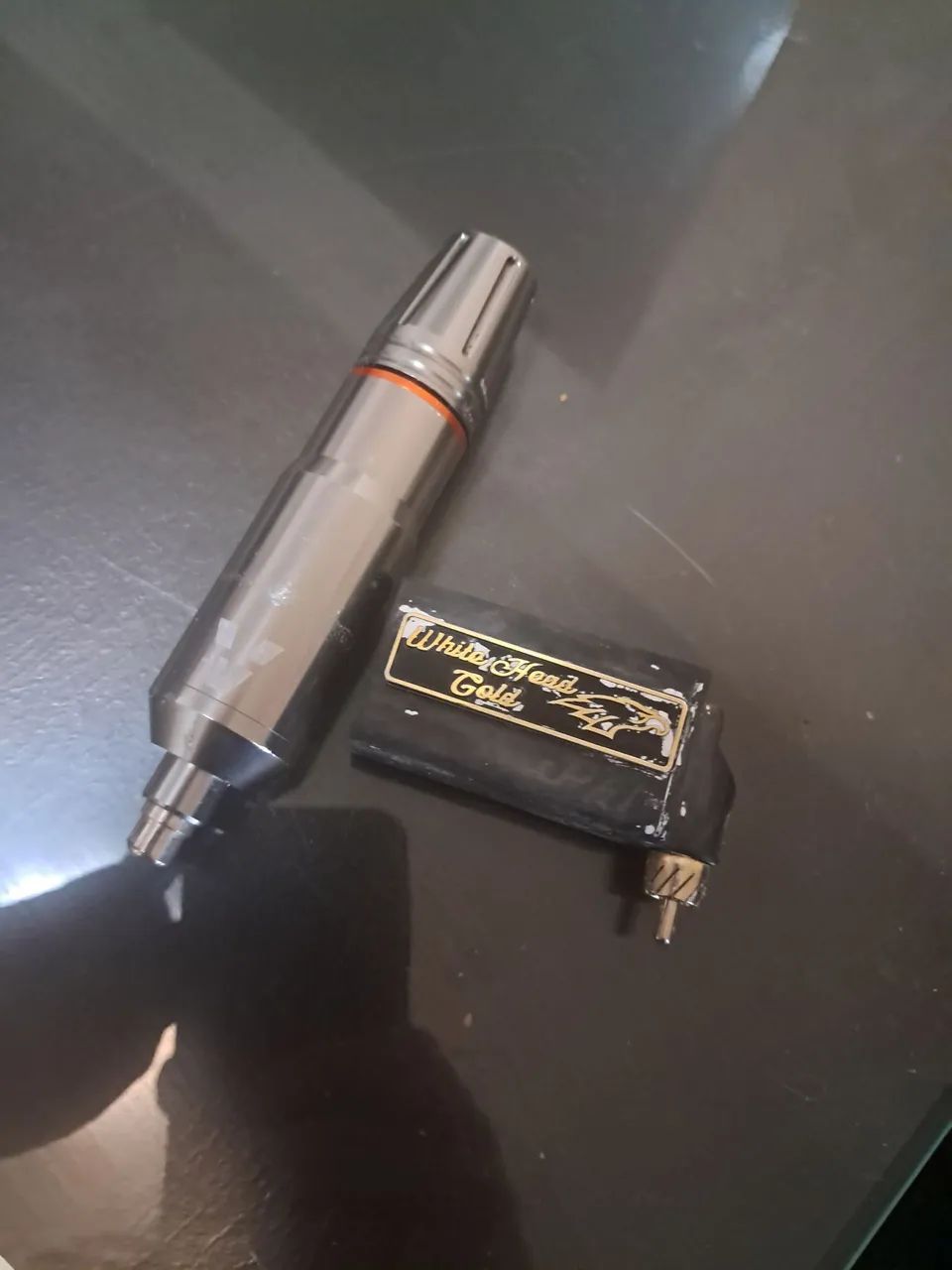 Vendo maquina de tatuagem Aston basicamente nova e fonte muito pouco usada 