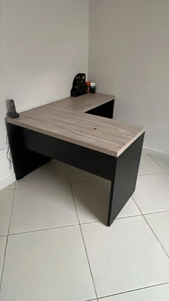 Mesa de escritório em L 