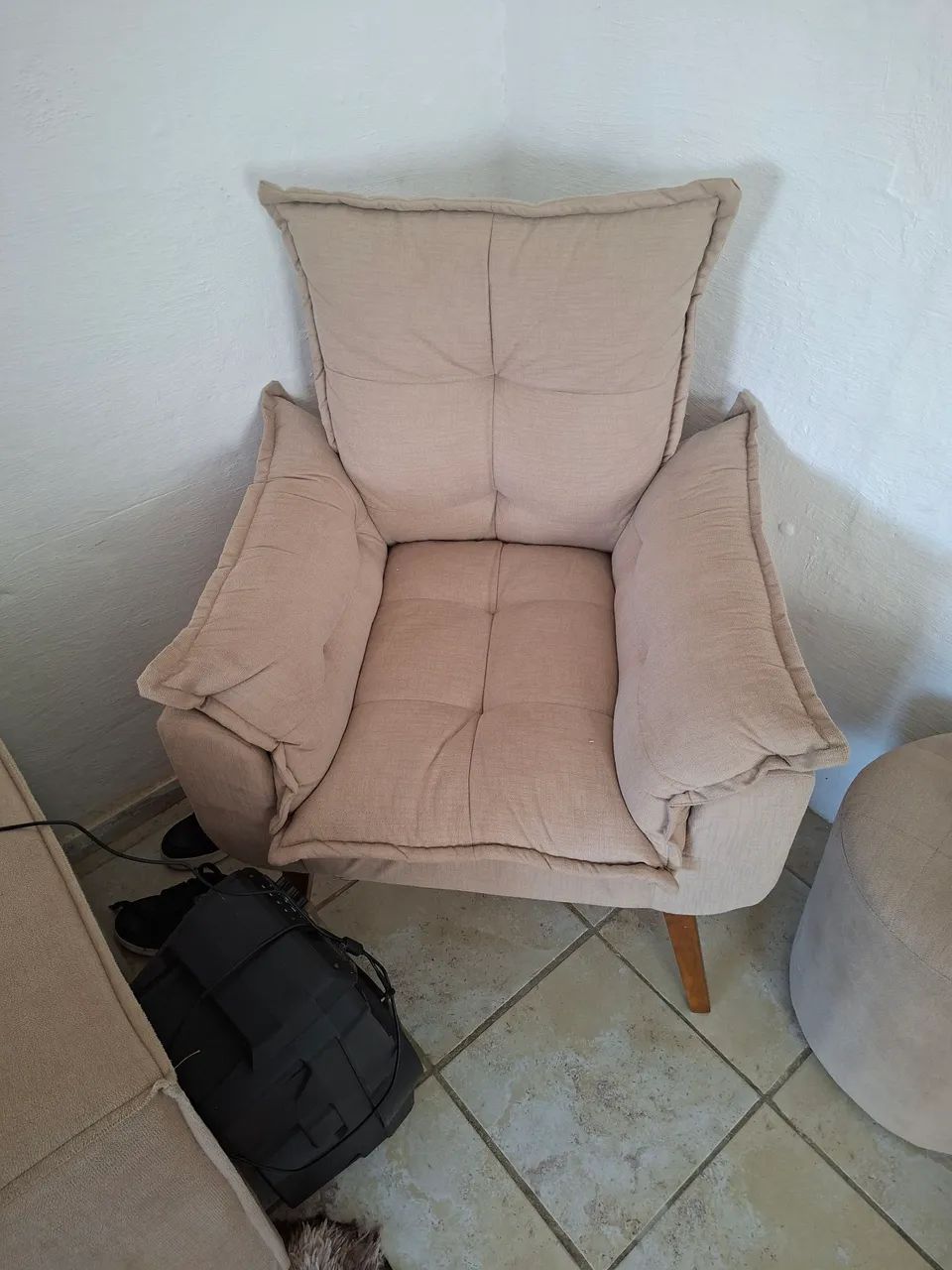 Sofá, pufs e duas poltronas - Foto 2