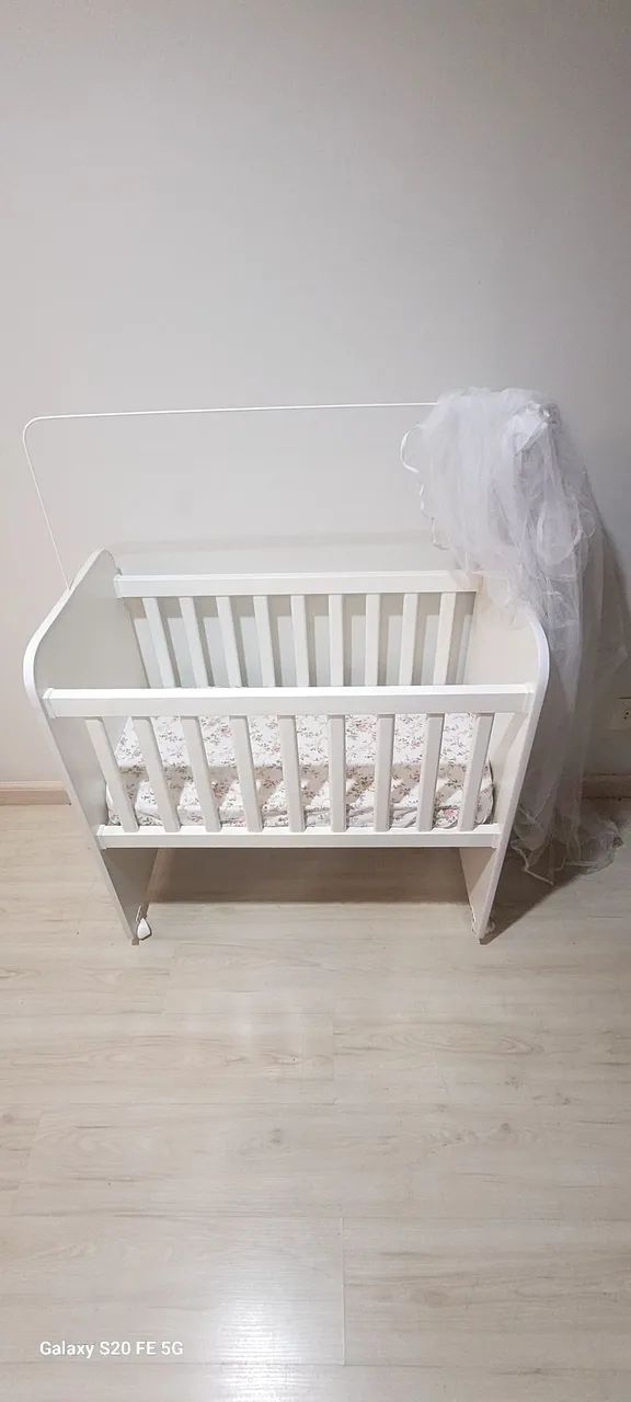 Mini-berço branco em mdf, semi-novo, com colchão.